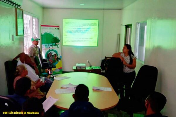 Ejército en capacitación sobre preservación de la tortuga verde