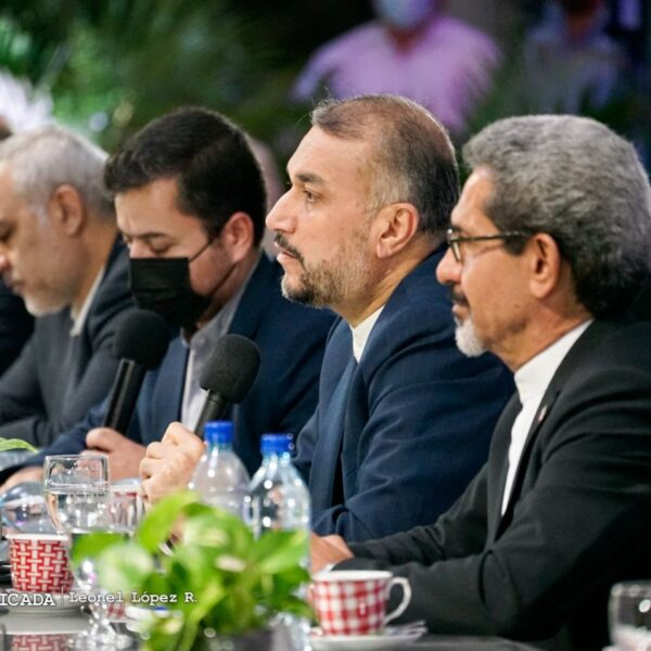 Foto de Reunión del Comandante Daniel Ortega y delegación de Irán