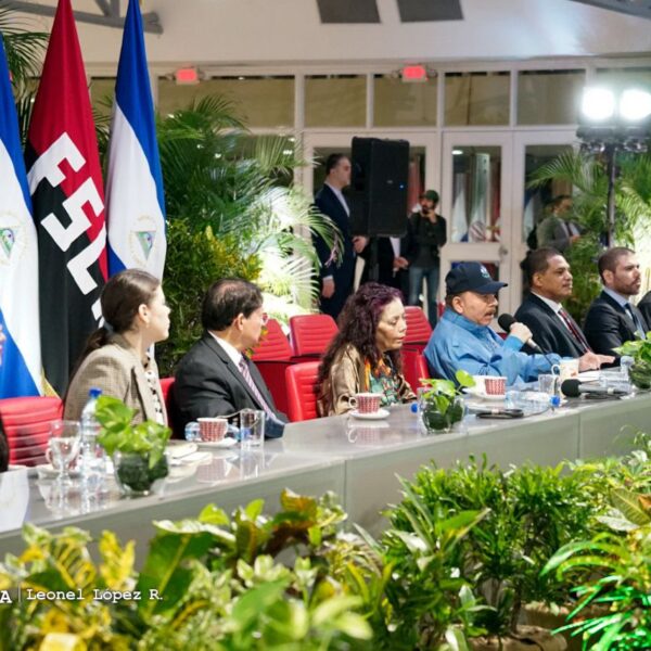 Foto de Reunión del Comandante Daniel Ortega y delegación de Irán
