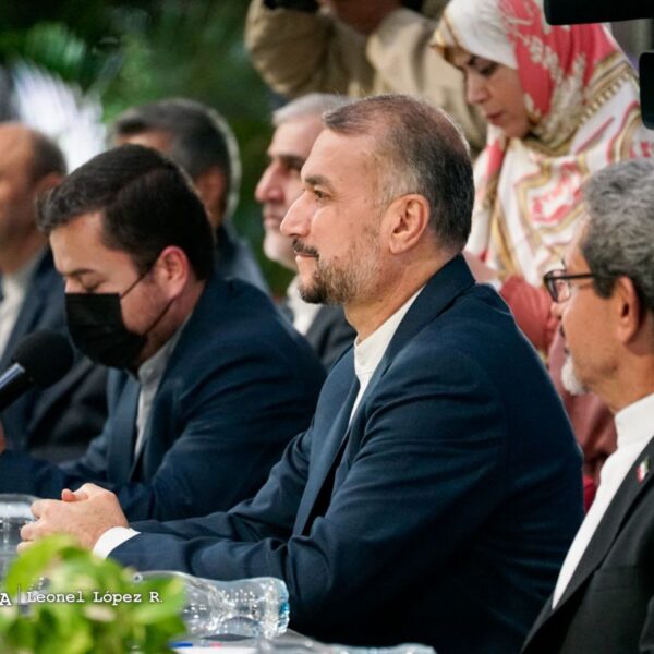 Foto de Reunión del Comandante Daniel Ortega y delegación de Irán