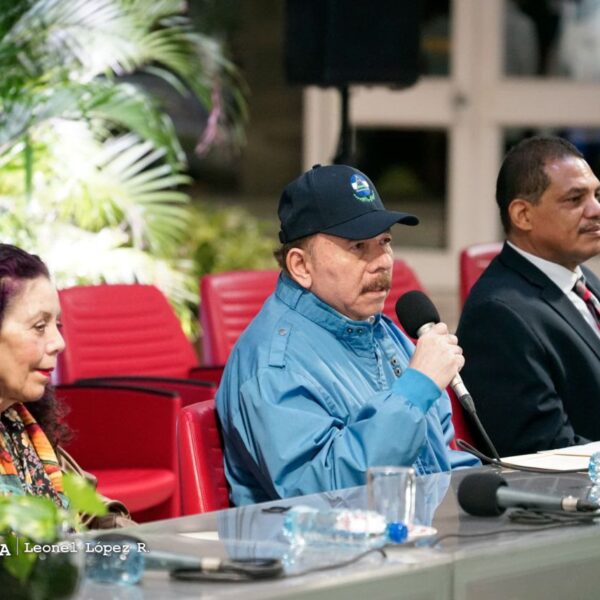 Foto de Reunión del Comandante Daniel Ortega y delegación de Irán