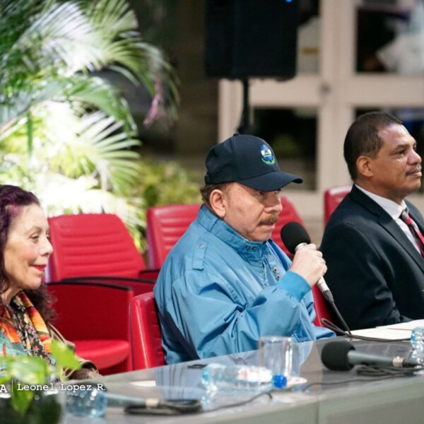 Foto de Reunión del Comandante Daniel Ortega y delegación de Irán