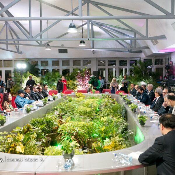 Foto de Reunión del Comandante Daniel Ortega y delegación de Irán