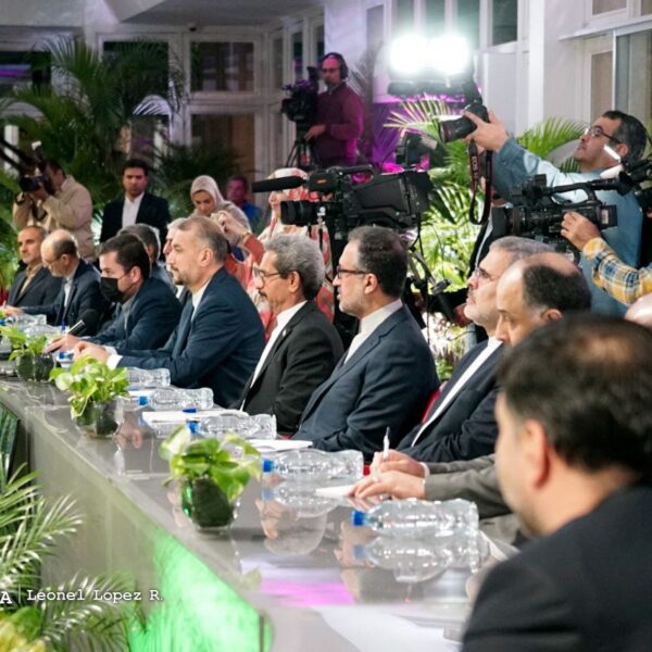 Foto de Reunión del Comandante Daniel Ortega y delegación de Irán
