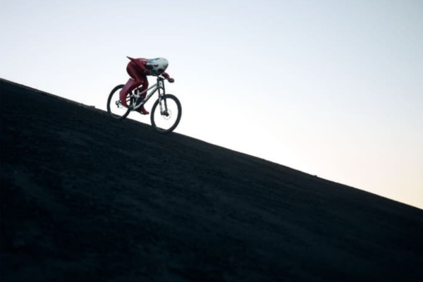 Ciclista francés visita Nicaragua para batir récord mundial en el Cerro Negro