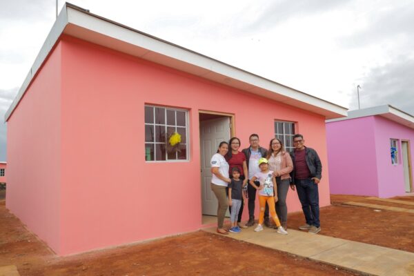 100 familias de Managua reciben viviendas en honor al General Sandino