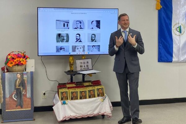 Efectúan noche de poesía para conmemorar a Darío en Corea