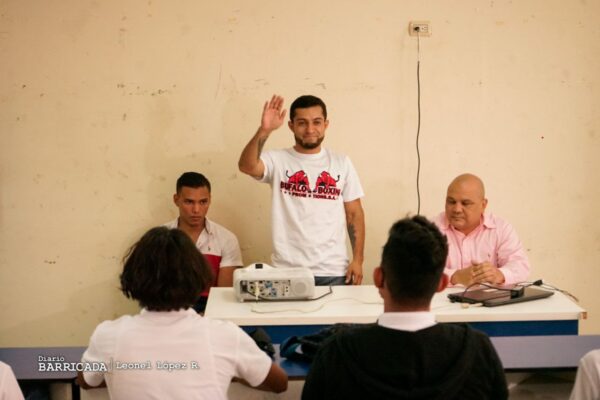 Campeones mundiales del boxeo comparten experiencias con estudiantes de Managua