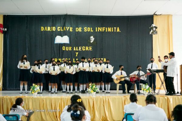 Normalistas nicaragüenses rinden homenaje a Rubén Darío