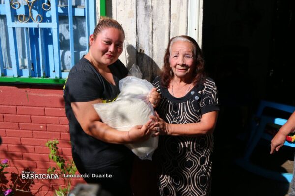 Entregan paquetes alimenticios a madres de Héroes y Mártires en el Día del Amor y Amistad