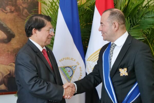 Nicaragua condecora a embajador de Egipto