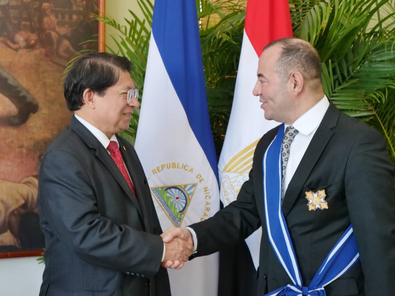 Nicaragua condecora a embajador de Egipto