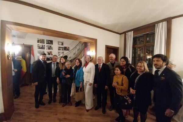 Nicaragua acompaña homenaje del Comandante Chávez en Bélgica