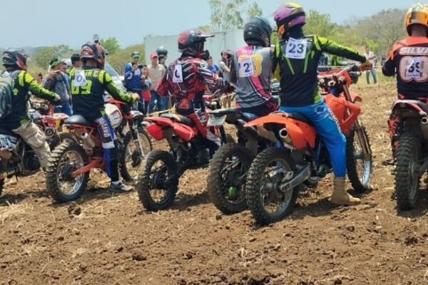 Familias de Diriamba disfrutan de competencia de motos ENDURO