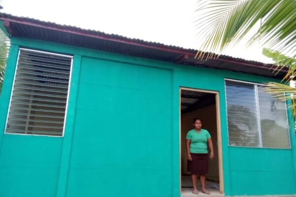 Entregan 17 viviendas a familias nicaragüenses