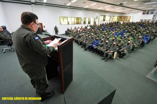 Condecoran a oficiales del Ejército que pasan a la honrosa condición de retiro