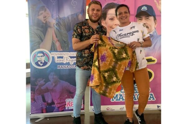 Coordinadores departamentales de danza reciben trajes de danza urbana