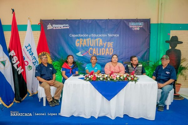 Estudiantes de Centros Técnicos conmemoran 43 aniversario de la Gran Cruzada Nacional de Alfabetización