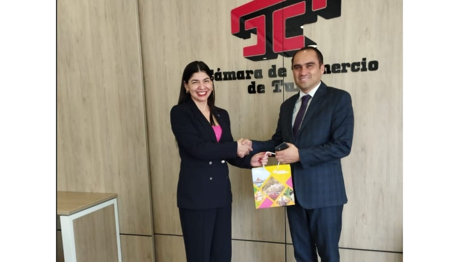 Embajada de Nicaragua en Colombia realiza importante visita a universidad local