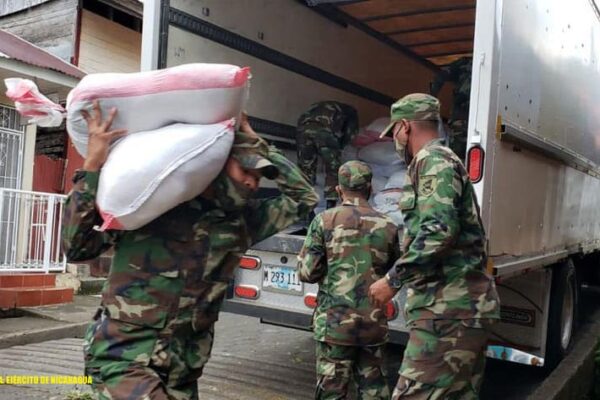 Ejército de Nicaragua descarga paquetes alimenticios para familias en emergencia social de San carlos