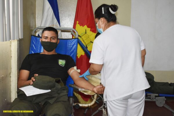 Miembros del Ejército de Nicaragua participan en jornada de donación voluntaria de sangre