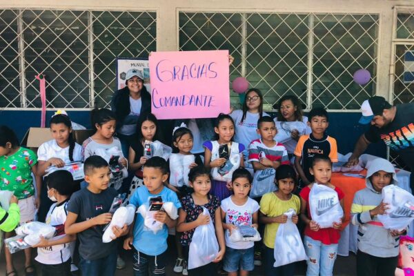 Promotoría solidaria entrega más de 200 pares de zapatos a mimados de la Revolución