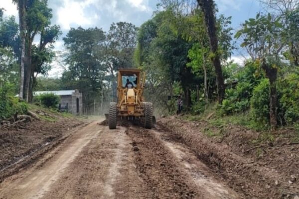 Nuevos caminos dinamizan la economía de todo el país
