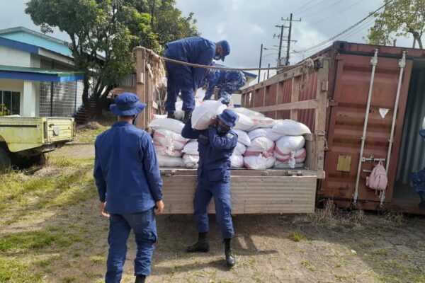 Ejército de Nicaragua descarga paquete de alimentos en Bluefields