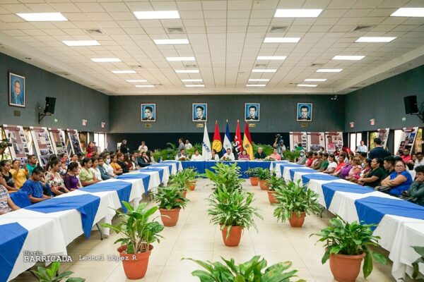 Gobierno Sandinista entrega becas a bachilleres de secundaria a distancia en el campo