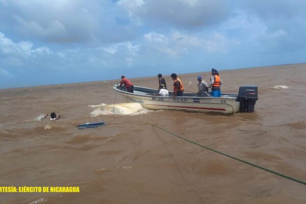 Ejercito de Nicaragua logra rescatar a 14 tripulantes de 1 embarcación en Tasbapauni