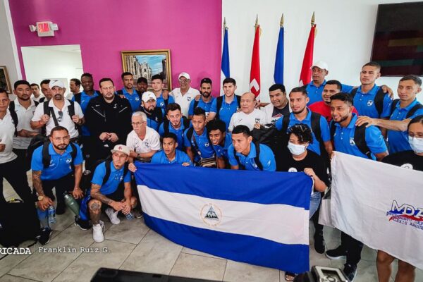 Nicaragüenses reciben a Selección Nacional de Fútbol tras clasificar en Copa Oro