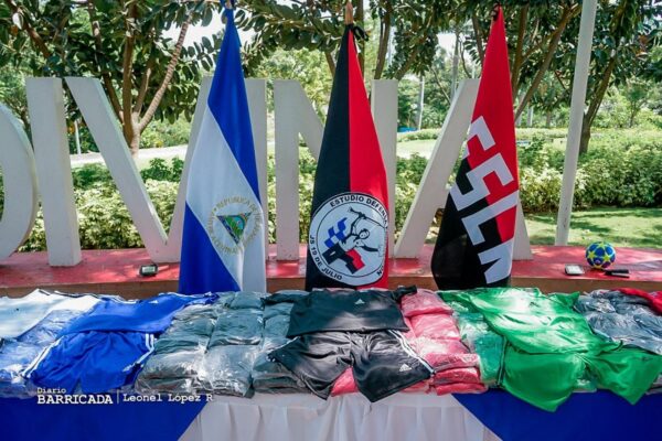 Entregan uniformes a Consejos Departamentales de Deportes