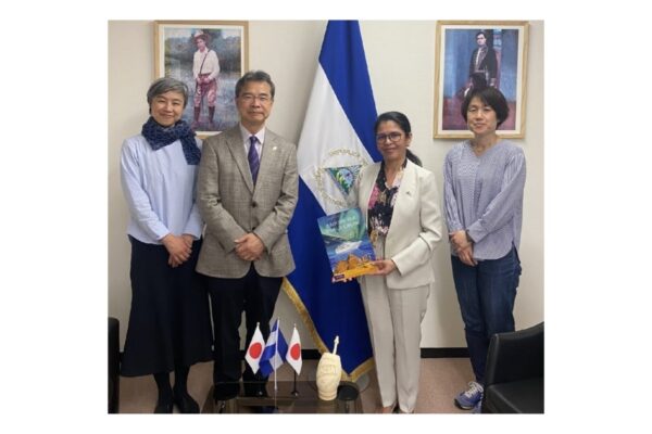 Fundador del Barco de la Paz visita embajada de Nicaragua en Tokio