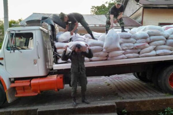 Ejército participa en descargue de alimentos en el municipio de San Carlos