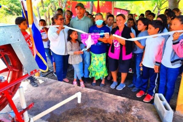 Familias de la comunidad San Isidro en Nagarote, inauguran pozo de agua potable