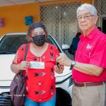 Lotería Nacional entrega vehículo del año a feliz ganadora de la Capital