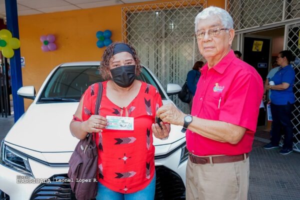 Lotería Nacional entrega vehículo del año a feliz ganadora de la Capital
