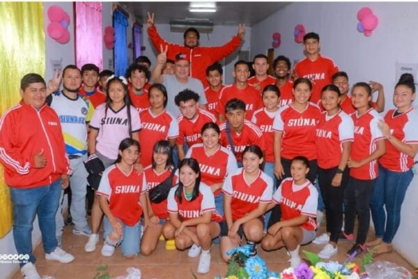 Entregan uniformes a selección masculina y femenina de fútbol campo de los municipios de Siuna y Prinzapolka