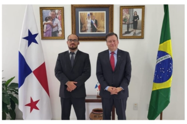 Embajador de Nicaragua en Panamá en reunión con embajador de Brasil