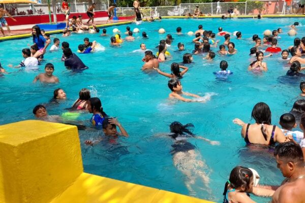 Familias disfrutan del domingo de Ramos en las piscinas del Centro Recreativo Xilonem