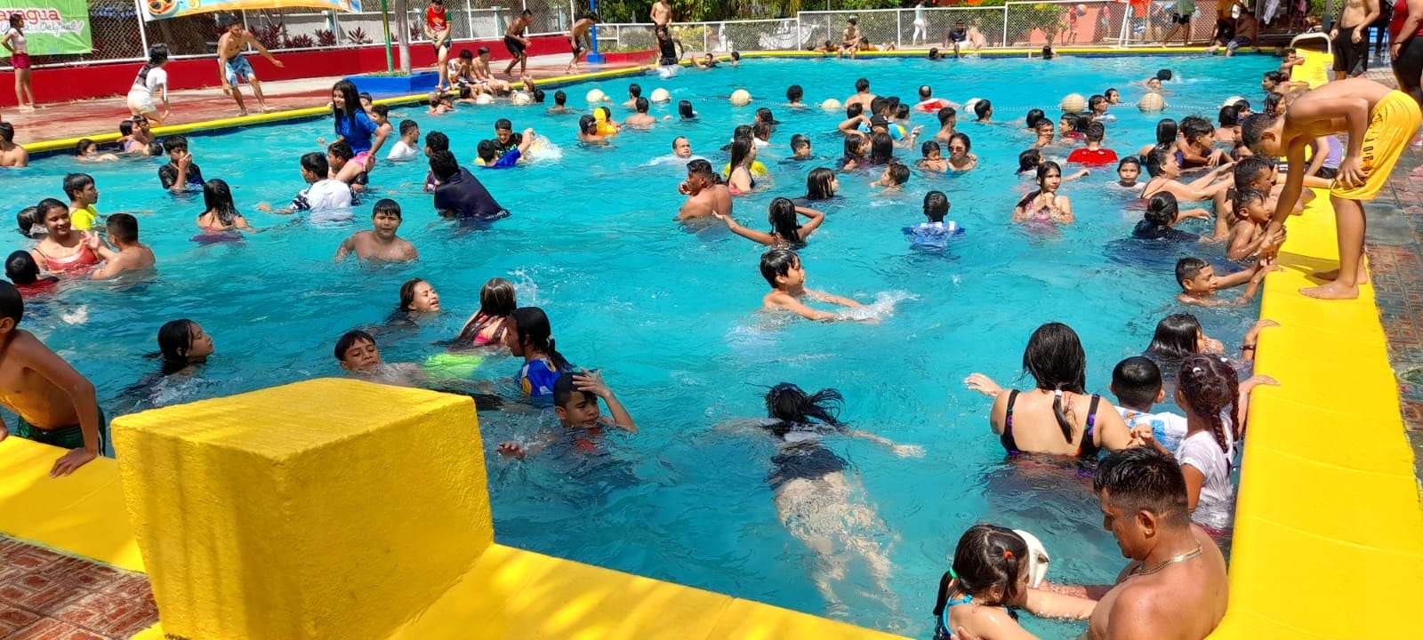 Familias disfrutan del domingo de Ramos en las piscinas del Centro Recreativo Xilonem