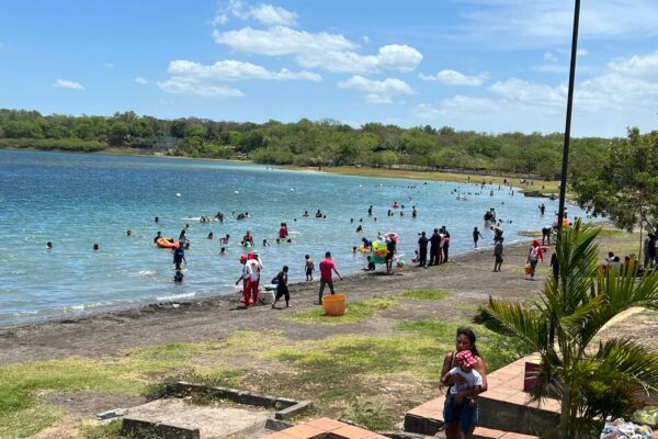 Familias visitan las refrescantes aguas de la Laguna de Xiloá