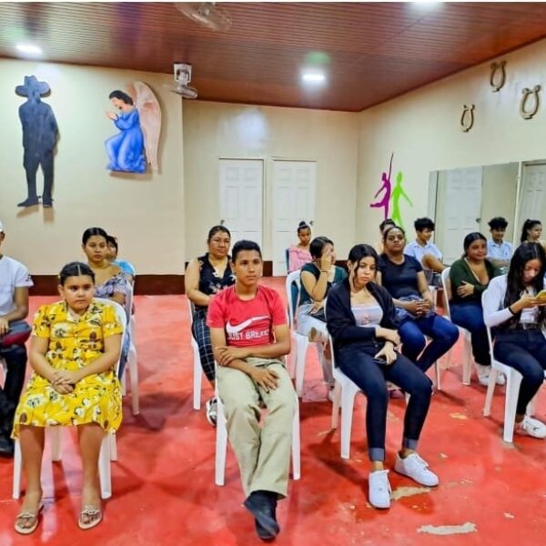 Foto de Reporte fotográfico/Entrega de trajes para bailes urbanos en León Norte