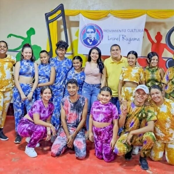 Foto de Reporte fotográfico/Entrega de trajes para bailes urbanos en León Norte