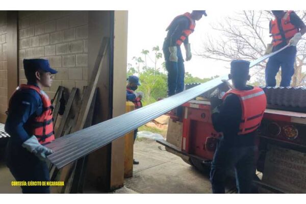Ejército de Nicaragua realiza descargue de ayuda humanitaria en Bluefields