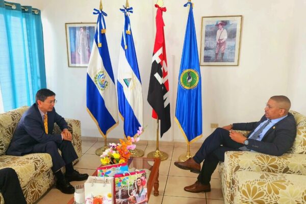 Embajador de Nicaragua se reúne con Embajador de la República Popular China
