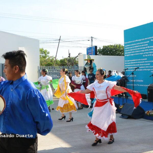 Foto de Inauguración del Centro  Cultural y Politécnico José Coronel Urtecho