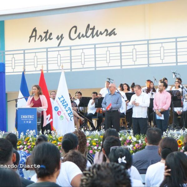 Foto de Inauguración del Centro  Cultural y Politécnico José Coronel Urtecho