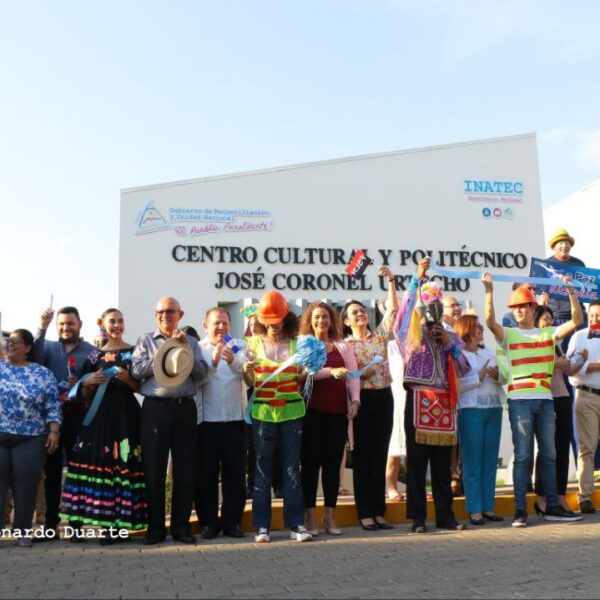 Foto de Inauguración del Centro  Cultural y Politécnico José Coronel Urtecho