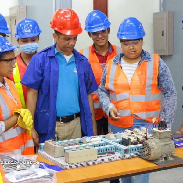 Foto de Inauguración del Centro  Cultural y Politécnico José Coronel Urtecho